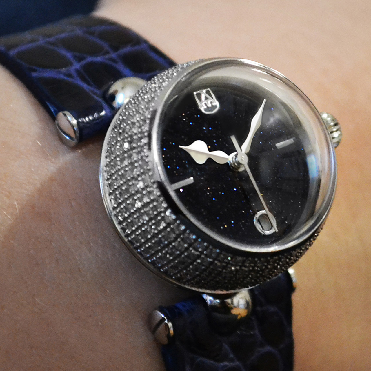 Wristwatch with diamonds automatic violet