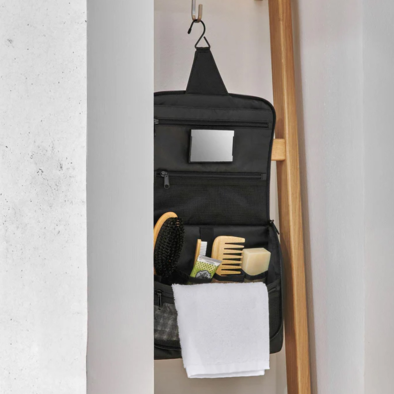 Toiletbag XL black